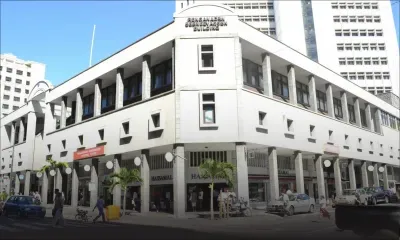 L’attente d’un senior pour obtenir des lunettes de l’assistance publique