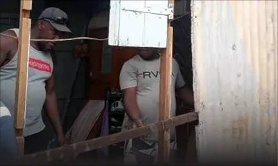 Marcelin et ses frères aident Joanita et sa famille à avoir un toit