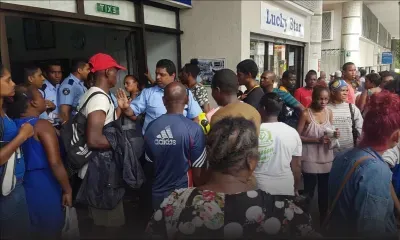 Port-Louis : des sinistrés se plaignent de leurs conditions devant des postes de police