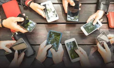 Smartphone, tablette, réseaux sociaux...enfants hyperconnectés, conséquences démultipliées