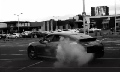 Deux collégiens font des drifts en BMW et en Porsche