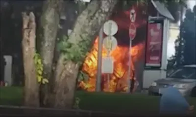À Saint-Pierre : une voiture prend feu sur le parking d’un centre commercial