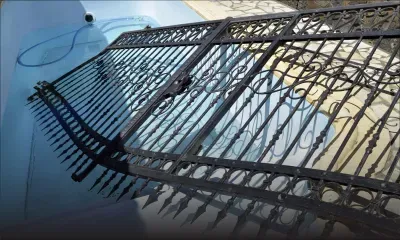 Un enfant meurt sous un portail: la négligence décriée