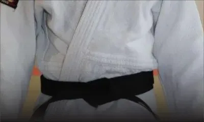 Dans l’enceinte de l’hôpital de Candos : un champion de judo maîtrise un voleur