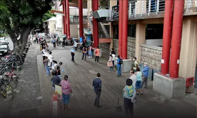 Images drone : vue aérienne de la file d'attente devant un supermarché à Port-Louis