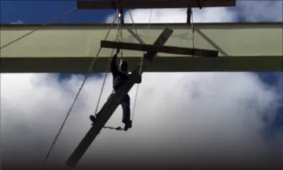 Chute dans le vide : il reste suspendu à une quinzaine de mètres du sol