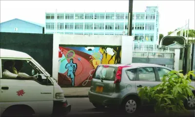 Casés dans un ancien «store» au collège Imperial - Un des élèves : «L’odeur émanant des toilettes nous incommode»