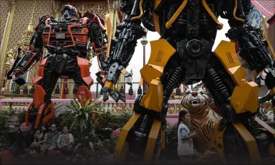 En Thaïlande, des statues de superhéros dans les temples bouddhistes