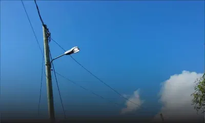 Lampadaire allumé en plein jour à Cité l’Oiseau