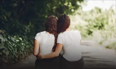 Lesbianisme en milieu scolaire : des adolescentes s'affichent et s'affirment ouvertement