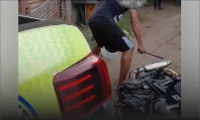 Un jeune homme saccage une moto sous les yeux des policiers