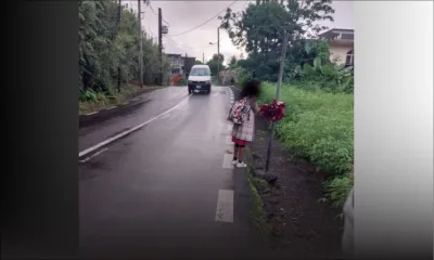 À Coriolis Road, 16e Mille, Forest-Side, les passagers attendent le bus… sans abri ni signalisation