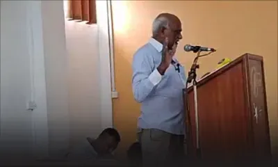 Narendranath Gopee brûle une copie du dernier rapport du PRB lors d’un point de presse