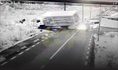 Accident à Melrose : un van percute un camion, quatre blessés