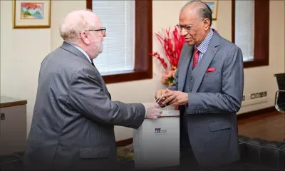 Au PMO : Le Dr Baker, expert international en fiscalité, rencontre Navin Ramgoolam