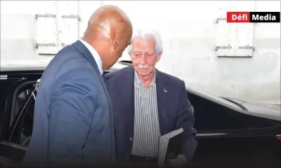 [En images] Les membres de la majorité sont arrivés au Prime Minister’s Office ce lundi après-midi, 16 mars, pour la réunion parlementaire.