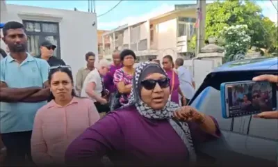 «Nou bizin solider ek gouvernman», dit une «militante», qui affiche son soutien à la ministre Arianne Navarre-Marie