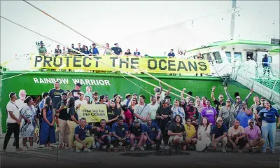 Greenpeace : le Rainbow Warrior fait escale à Port-Louis