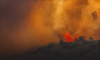 Un incendie menace des milliers d'habitations près de Los Angeles