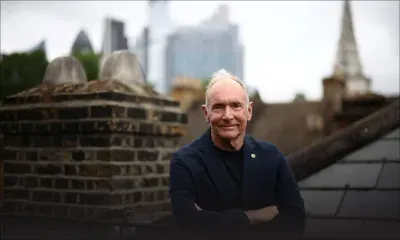 Face à l'IA, l'inventeur du Web appelle à "préserver les valeurs" des débuts d'internet