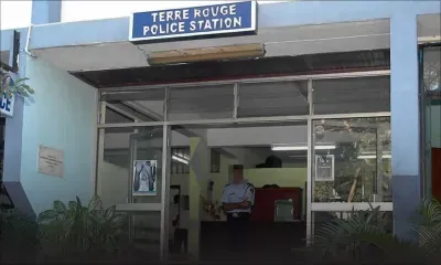 Terre-Rouge : réveillée en pleine nuit, elle découvre sa voiture en flammes devant sa maison