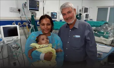 La petite Cléanne reçoit la visite du professeur D’Cruz