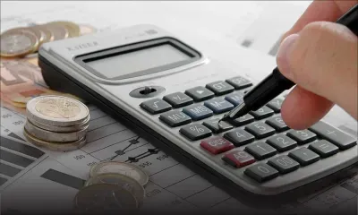 Le déficit commercial chute de 34,1% en août