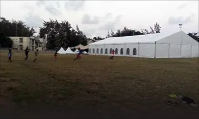 À Belle-Mare : un terrain de foot transformé en salle de réception pour un mariage