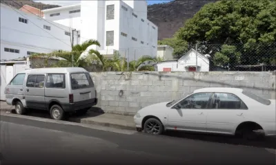 Obstruction au trottoir : ces véhicules abandonnés qui gênent les passants à Port-Louis