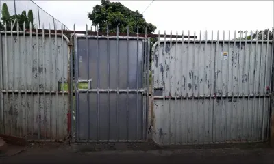 Rivière-des-Anguilles : le portail d’un terrain de football «accidentellement» soudé