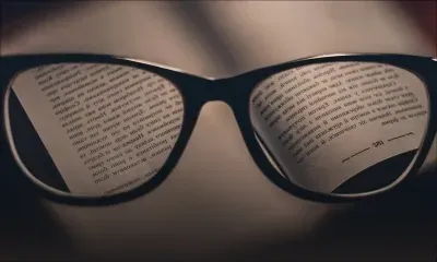 Elle cherche une paire de lunettes pour sa mère