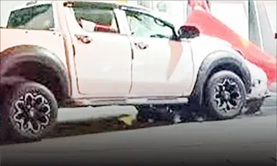 Sortie de route à St-Jean : un conducteur ivre finit sa course contre une station-service