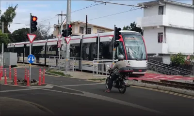 Conduite dangereuse : un taxi coupe la route au tram, l’accident évité de justesse 