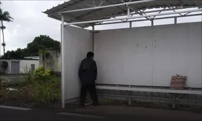 Providence : il se soulage à l’arrêt d’autobus