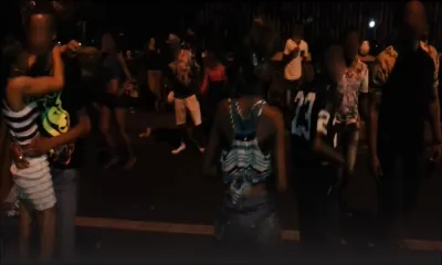 «Soirée malade à Flic-en-Flac»: des jeunes dansant sur la route empêchent des voitures de circuler