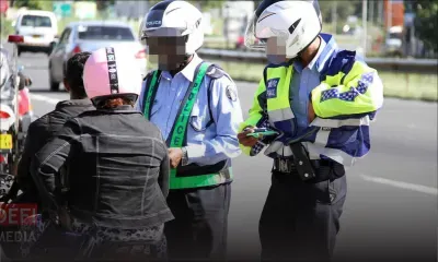 Après un contrôle routier : il allègue qu’un policier a endommagé sa moto