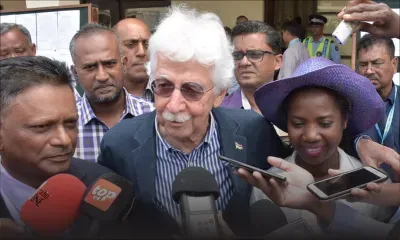 No. 19 : «Ni Navin ni Pravind, nou la tête haute», dit Paul Bérenger