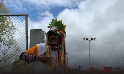 Insolite au no 5 : un homme au chapeau coloré et à l’étrange coiffe n’est pas passé inaperçu