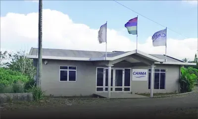 À Phœnix : un quadricolore délabré flotte au vent sur un bâtiment