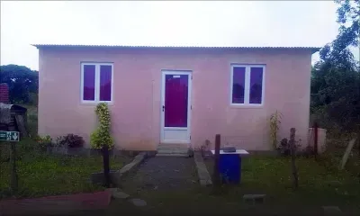 Expulsée de son logement d’ici deux mois : elle veut des feuilles de tôle et du bois pour abriter son petit enfant