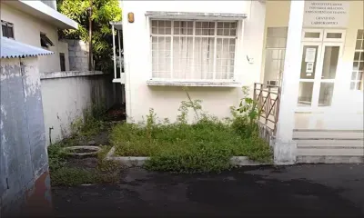 À Grand-Baie : la cour du bureau du Travail dans un piteux état