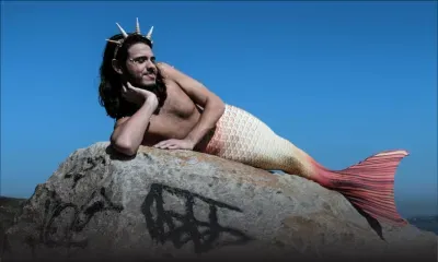 Au Brésil, un homme-sirène barbu noie les préjugés dans la mer