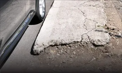 Les Salines - Problème de parking: des véhicules sur le trottoir