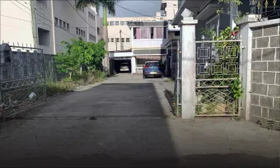 Écrasée sous la voiture de son père : un bébé de 20 mois meurt quatre heures plus tard