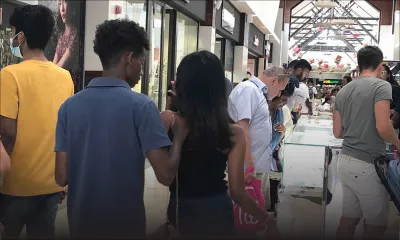 Derniers achats : le rush dans les centres commerciaux avant Noël 