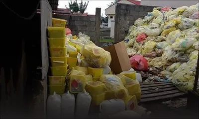 Amas de déchets médicaux dans la cour de l’hôpital Victoria