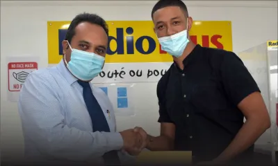 «Monte To Pyramid» : Radio Plus remet un chèque de Rs 33 000 à Emmanuel Carré