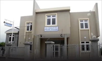 Un jeune homme met en fuite trois bandits masqués qui s’attaquaient à ses parents dans leur maison