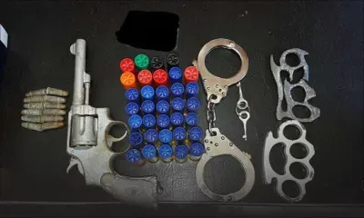 Armes et menottes saisies chez un récidiviste : le suspect incrimine un policier