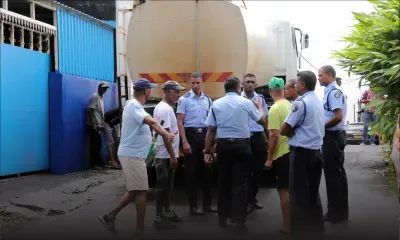Deux camions citernes sous forte escorte policière
